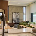 Indaiatuba - Condominio Villa Sapezal - 318 m² de Terreno - 230 m² de Área Construída - 3 suítes, sendo 1 Master com closet planejado - Sala de TV - Sala de estar integrada à Sala de jantar - Cozinha com móveis planejados - Despensa - Escritório planejado - Lavabo - Piscina com preparação para aquec