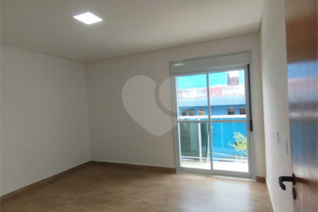 Sobrado à venda, 3 suítes, garagem, a 300 m do metrô Vila Matilde