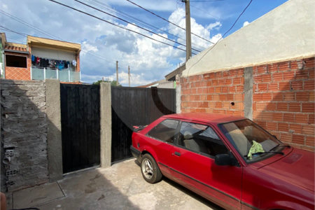 Casa Térrea com 2 dormitórios.