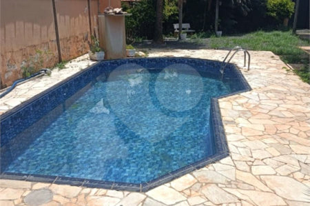 Casa térrea com piscina no Residencial Samambaia.