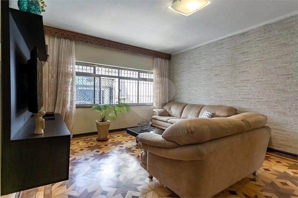 Sobrado no Jabaquara com 280m², 3 dormitórios, quintal amplo, varanda e 3 vagas de garagem.