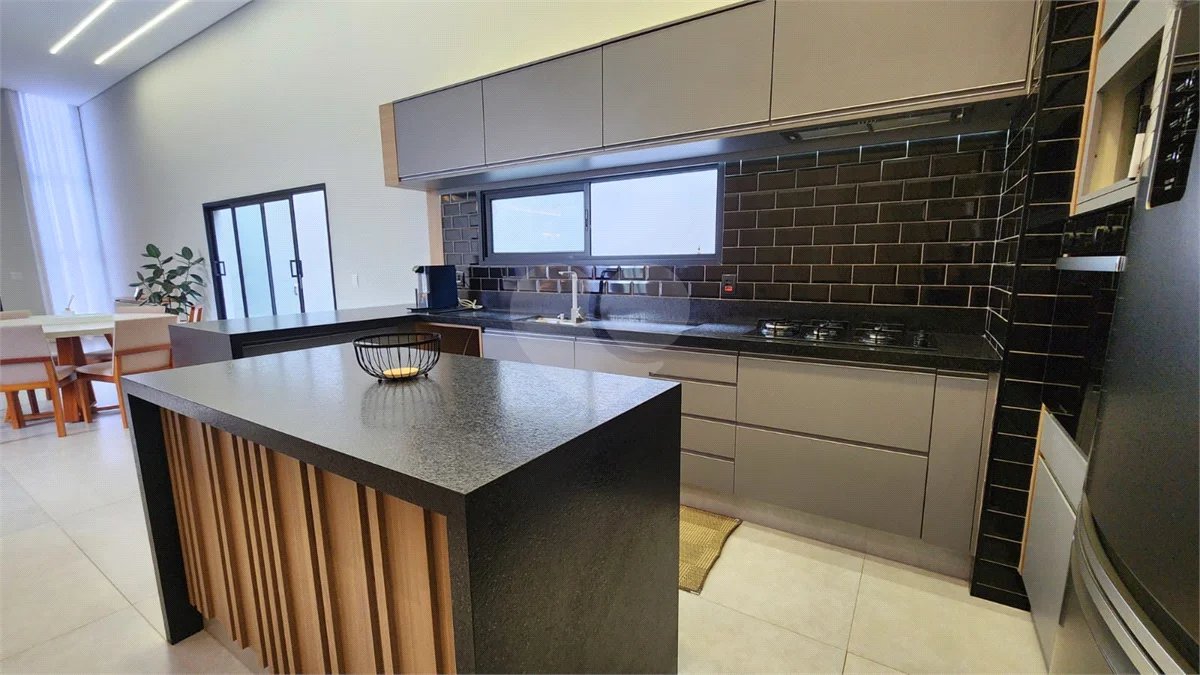 Casa à venda com 3 suítes no condomínio Via Castelli, Louveira - SP