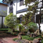 Sobrado em estilo Tudor com edícula independente à venda –