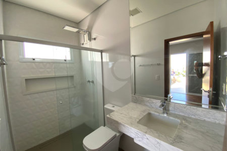 Casa com alto padrão de acabamento para venda no Condomínio Montreal.