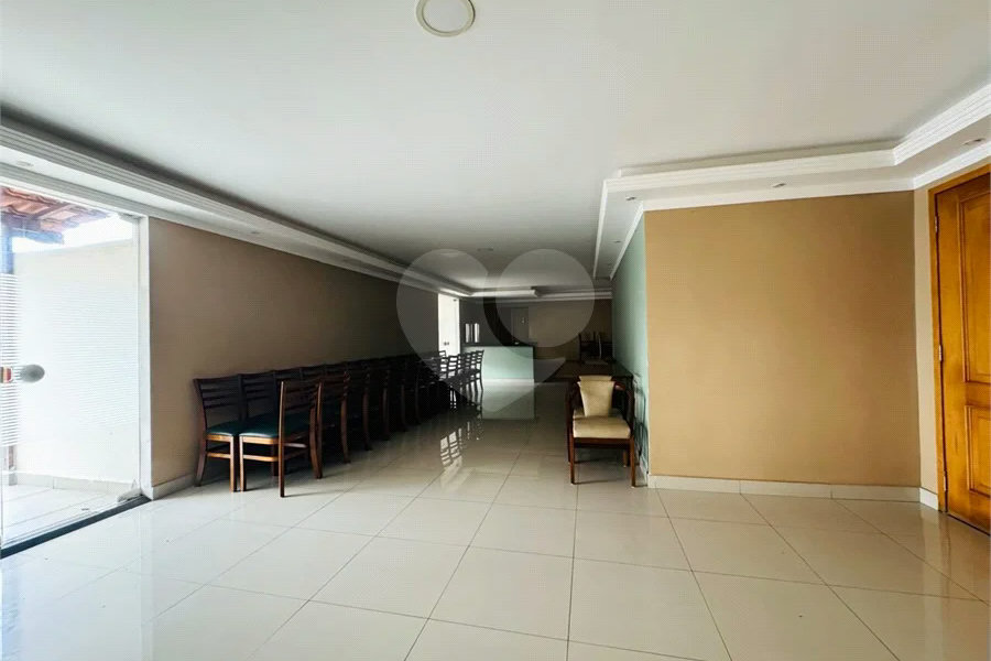 Vende-se Apartamento de 2 Quartos com Sacada na Vila Mascote