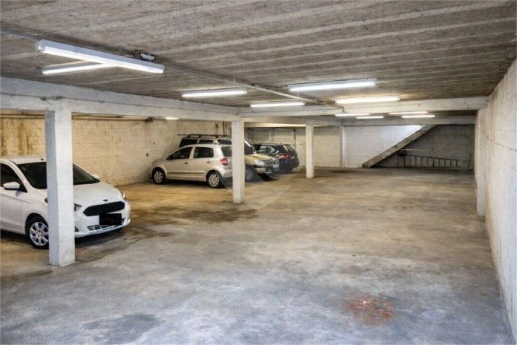 Prédio com Renda no Jabaquara - 773 m2 sendo 13 Studios, Salão Comercial e 22 vagas de garagem!