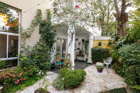 Casa à venda ou para alugar com 5 quartos, sendo 3 suítes, no condomínio Villa Florida, São Paulo - SP