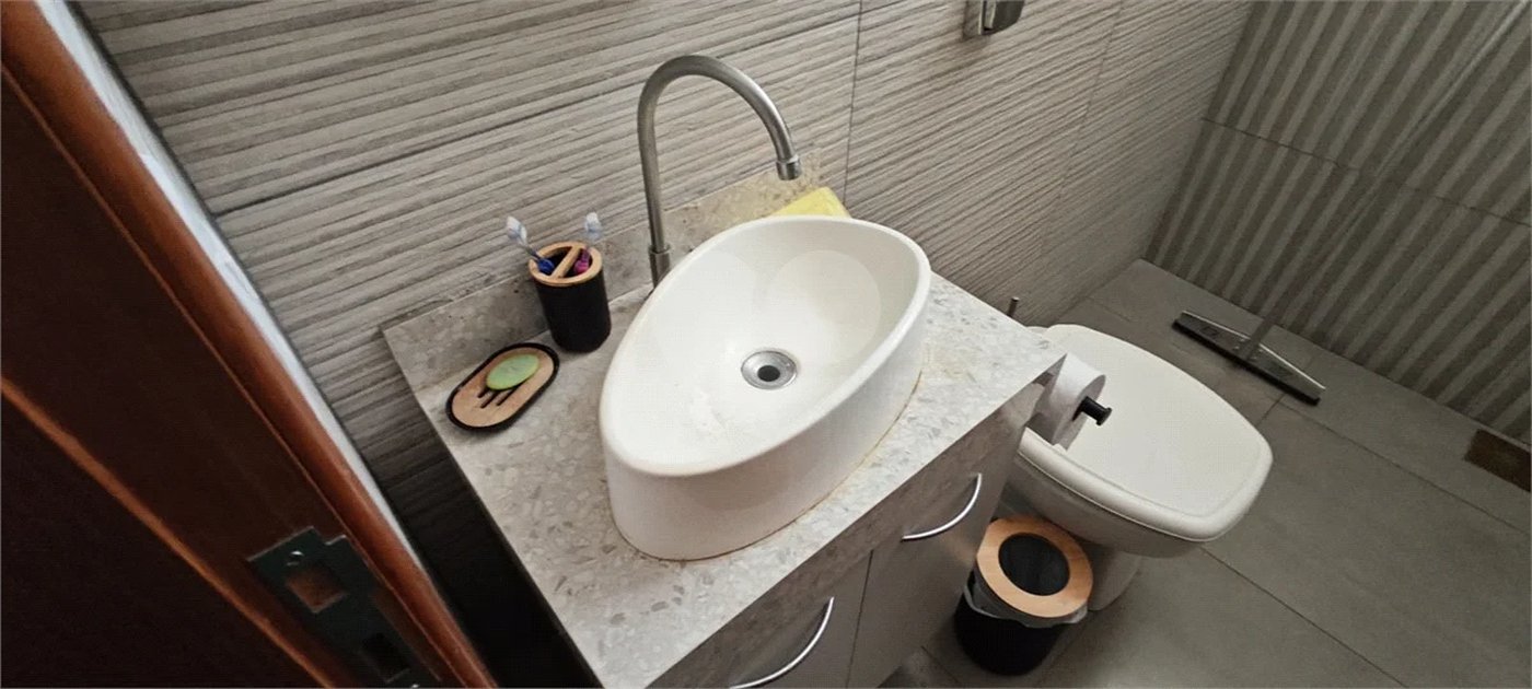 Casa Nova (Apenas 2 Anos) com Suíte: Conforto, Segurança e Localização Privilegiada!