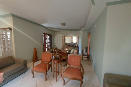 Casa térrea com piscina no Residencial Samambaia.