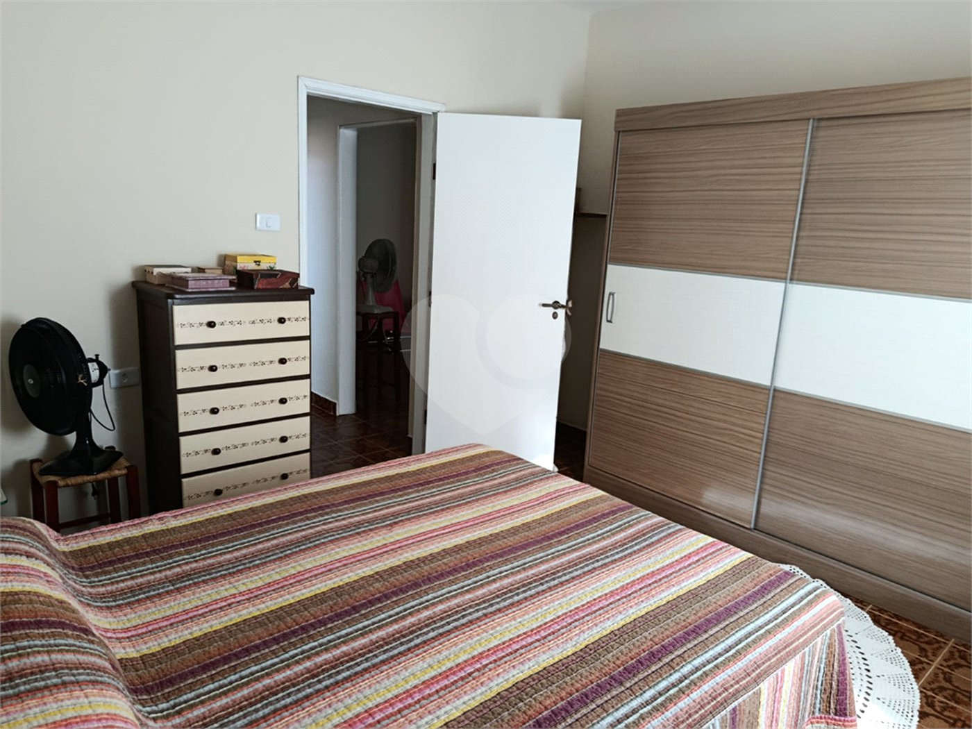 Casa térrea e espaçosa no centro da cidade por apenas R$370.000,00!!! Vamos agendar uma visita?