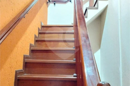 Casa com 324m², 4 dormitórios, sendo 1 suíte, 4 vagas, à venda no Jardim Las Vegas em Santo André.