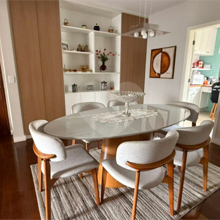 Apartamento de 130 m² com três dormitórios, sendo uma suíte, com armários embutidos, dependências de empregado e lavabo