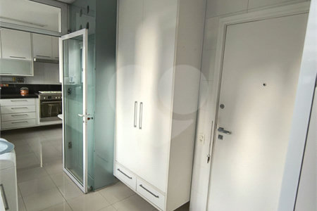 Este amplo apartamento de 290 m², completamente reformado, reúne sofisticação,