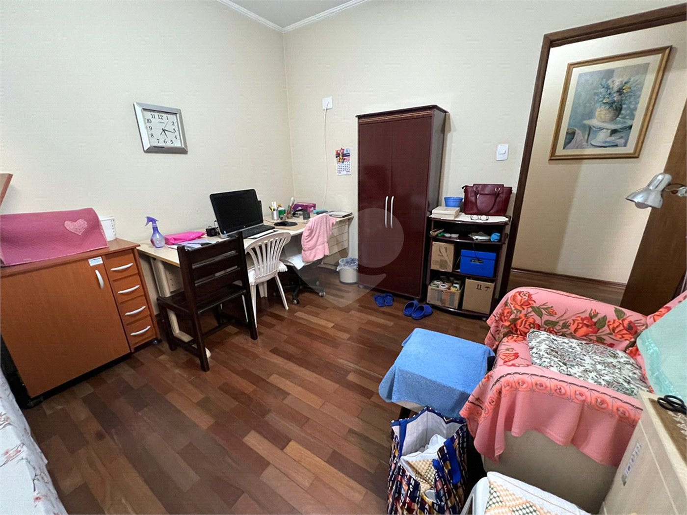 Ampla casa no condomÍnio Parque Fehr, contendo:
