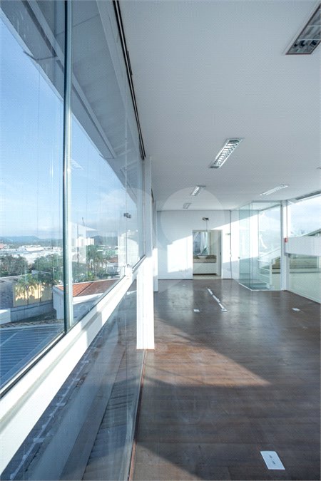 Lindo Salão Comercial para locação com 924m2 no Centro de Atibaia