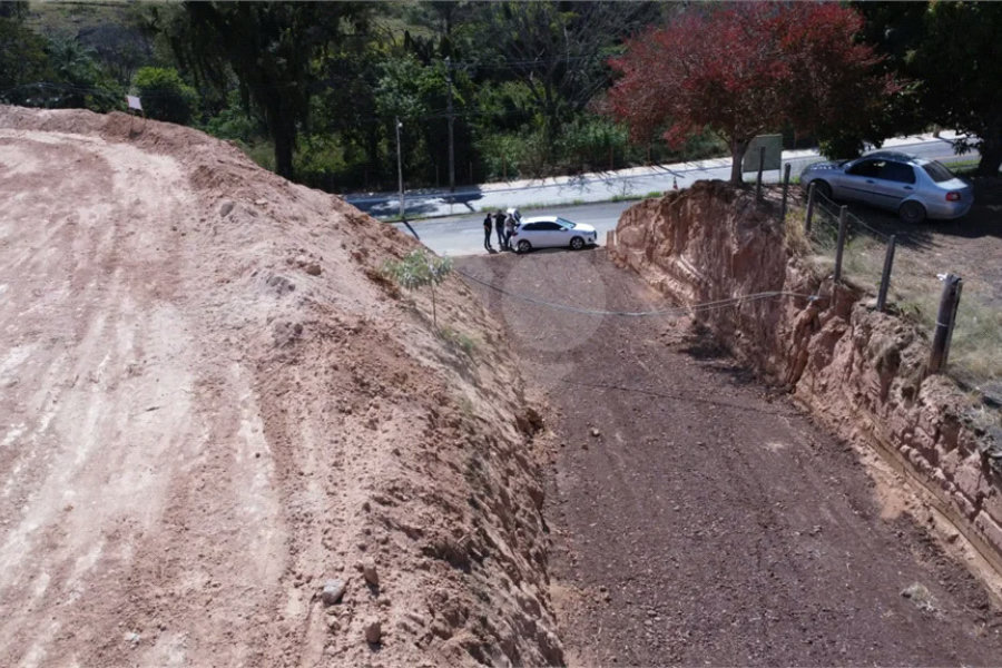 Terreno Amplo com 6.265m² e Acesso por Dois Níveis – Ótima Localização!