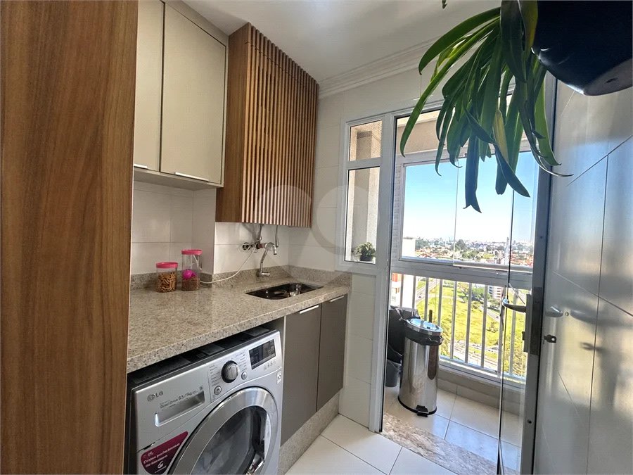 Apartamento de 127 m² em andar alto, com vista livre, 3 suítes planejadas, sacada gourmet envidraçada, 2 vagas e lazer completo, próximo ao Shopping Golden Square e à Avenida Kennedy.