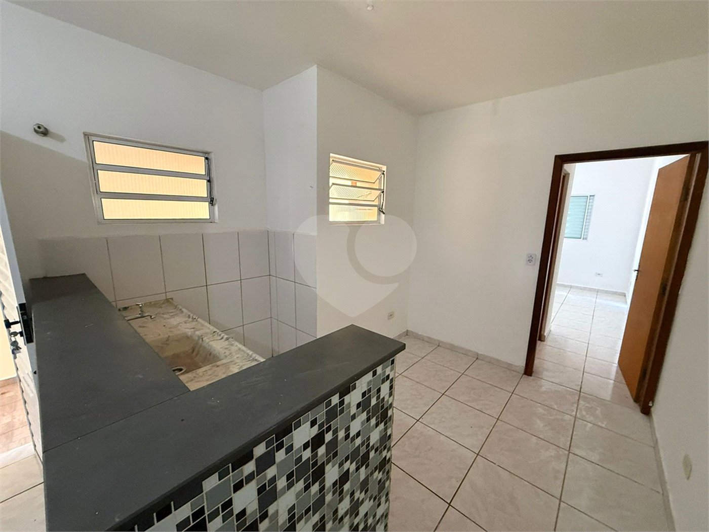 Casa térrea em Atibaia com 2 dormitórios, 2 vagas de garagem, quintal nos fundos, aceita financiamento