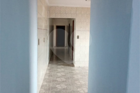 Sobrado com 5 dormitórios.