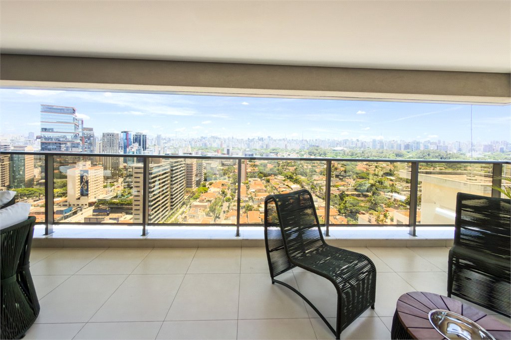 Apartamento de 03 dormitórios sendo 02 suítes com 02 vagas de garagem.