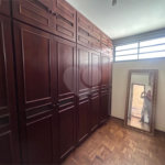Casa espaçosa e confortável em um bairro tranquilo a venda.