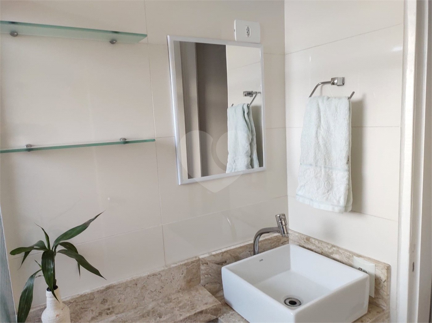 AMPLO APARTAMENTO COM LAZER
