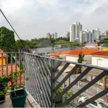 More a apenas 500 metros do Parque da Aclimação.
