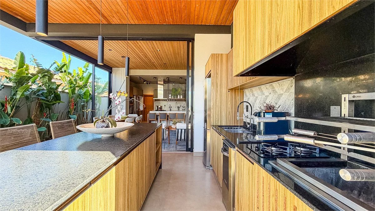 Indaiatuba - HOME DESIGN - Casa Térrea - Condomínio Paradiso - 420 m² de terreno - 307,19 m² de área construída - 3 suítes completas, sendo 1 master com closet planejado e banheira de imersão - Sala de TV reversível para 4ª suíte - Sala de estar ampla e varanda gourmet integrada - Cozinha com móve