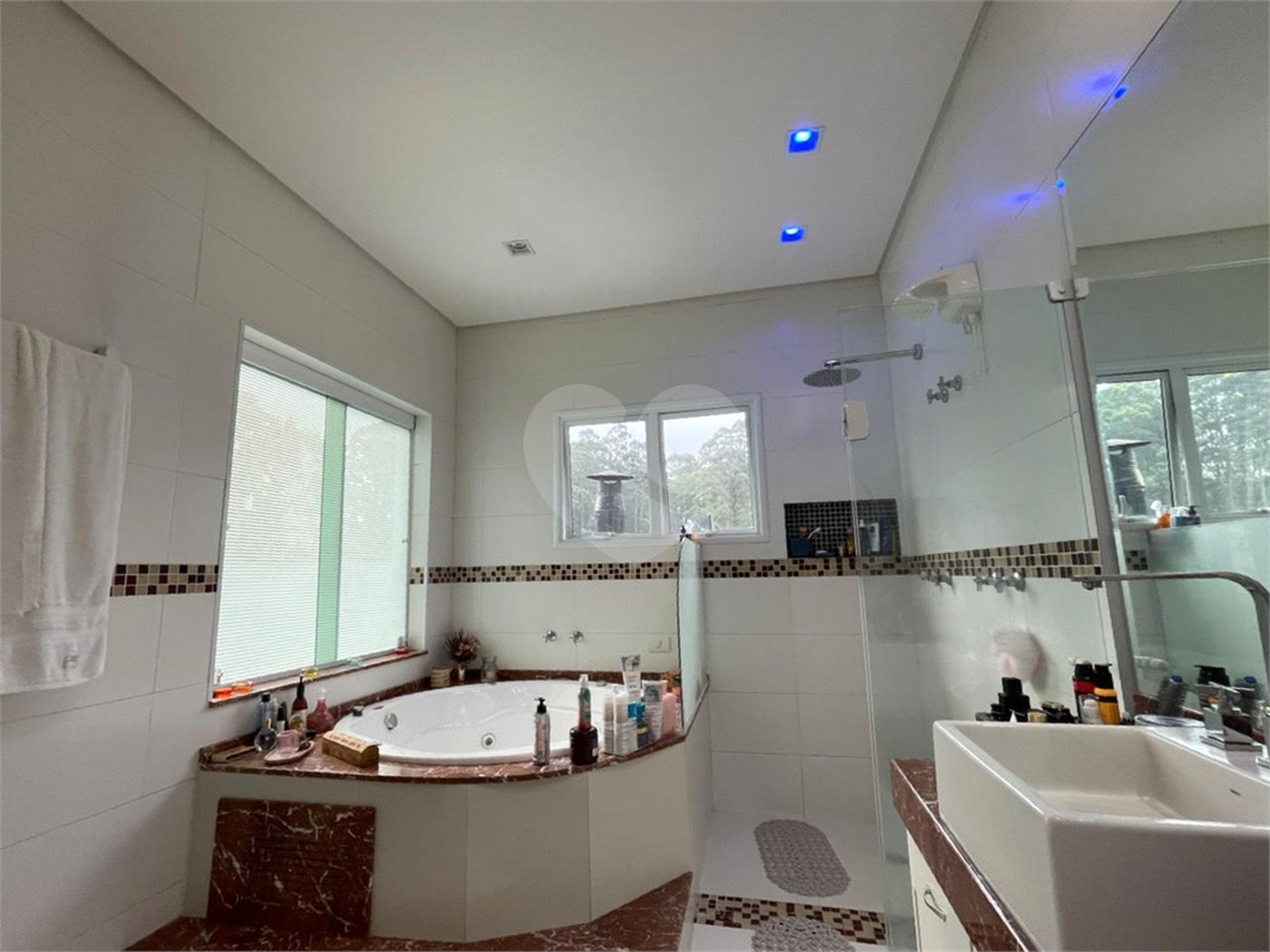 Casa com 4 quartos em condomínio fechado com piscina