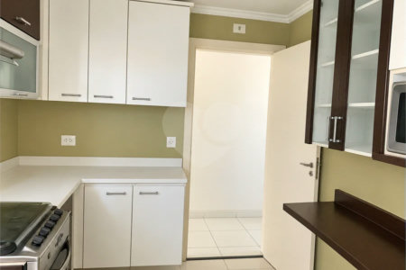 Cobertura de 255 m² com 3 dormitórios, 1 suíte, cozinha planejada, 2 vagas e área gourmet com churrasqueira.