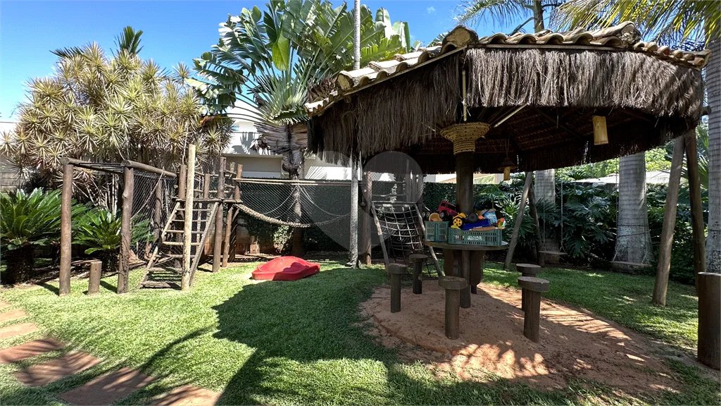 Casa em Condomínio Fechado com 4 suítes e área de lazer completa.