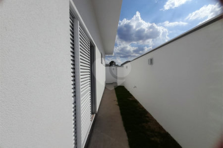 Belíssima Casa à Venda no Condomínio Damha IV