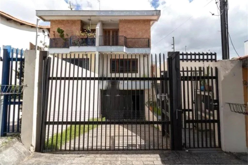 Sobrado à venda em rua fechada 480m², 4 quartos e churrasqueira no Jd das Vertentes próximo Metro Vila Sônia