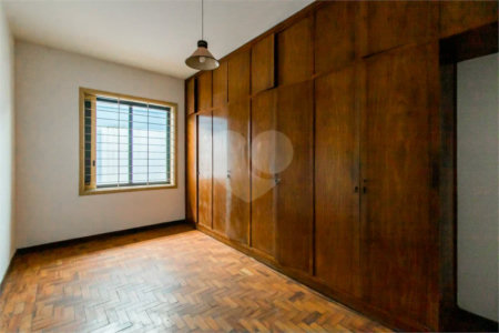 Casa à venda em Moema de 280m² com 4 dormitórios, sendo 1 suíte e 2 vagas de garagem.