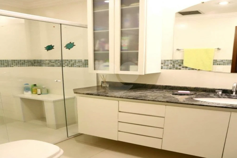 Apartamento à venda com 3 quartos, sendo 1 suíte, e 4 banheiros no total.
