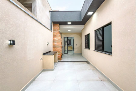 Indaiatuba - Jardim Bom sucesso - Área total: 150m² - Área construída: 115m² - 3 dormitórios sendo 1 suíte com armário planejado;Sala para dois ambientes; Banheiros com box gabinetes e espelhos; Área gourmet com churrasqueira a carvão e móveis planejados; Lavanderia coberta; Ar condicionado na sala