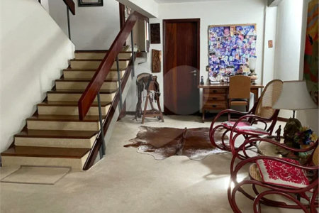 Casa à venda, 742 m², com piscina, 5 suítes, em Embu das Artes