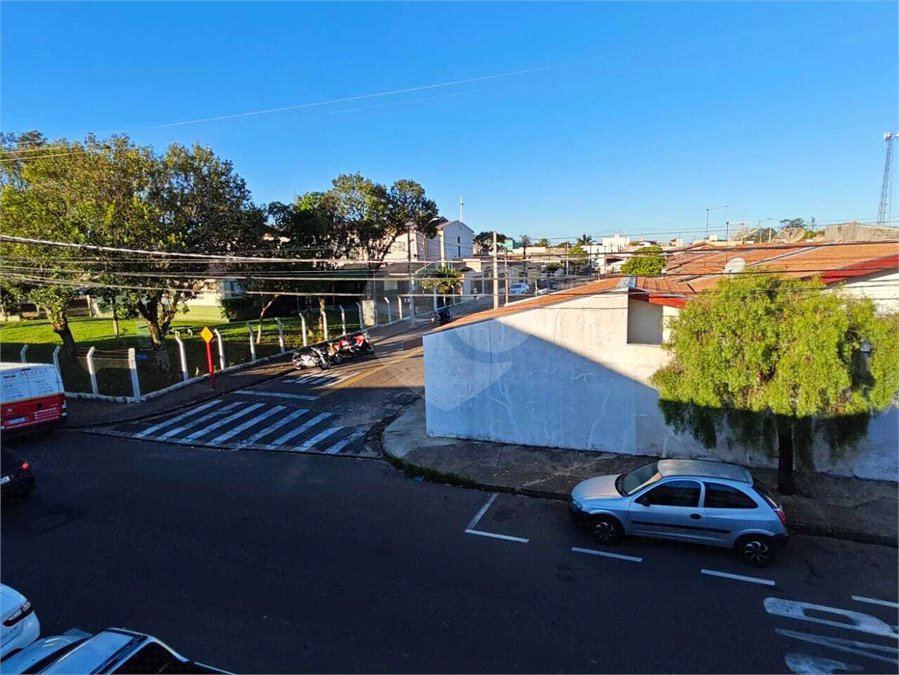 ?Oportunidade Única em São Carlos: Salão Comercial + Casa Independente nos Fundos – Ideal para Investidores!
