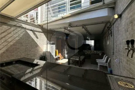 Sobrado com 3 quartos e garagem para 5 veículos.