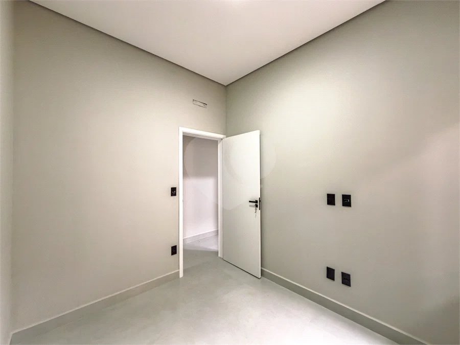 Indaiatuba - Jardim Bom sucesso - Área total: 150m² - Área construída: 115m² - 3 dormitórios sendo 1 suíte com armário planejado;Sala para dois ambientes; Banheiros com box gabinetes e espelhos; Área gourmet com churrasqueira a carvão e móveis planejados; Lavanderia coberta; Ar condicionado na sala