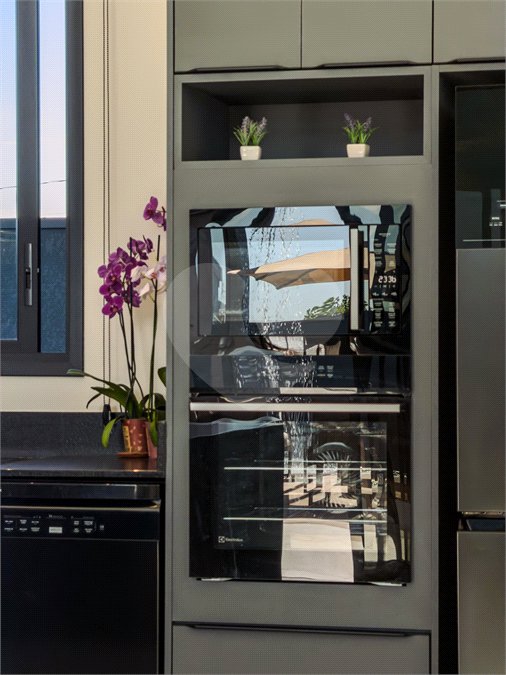 Indaiatuba - Quintas da Terracota - 1252 m² de terreno - casa térrea com 514 m² de área construída -3 vagas de garagem cobertas e 3 descobertas Lavabo - Sala de estar e jantar amplas e integradas - Escritório privativo - Cozinha toda equipada com geladeira, forno, micro-ondas, lava-louças,