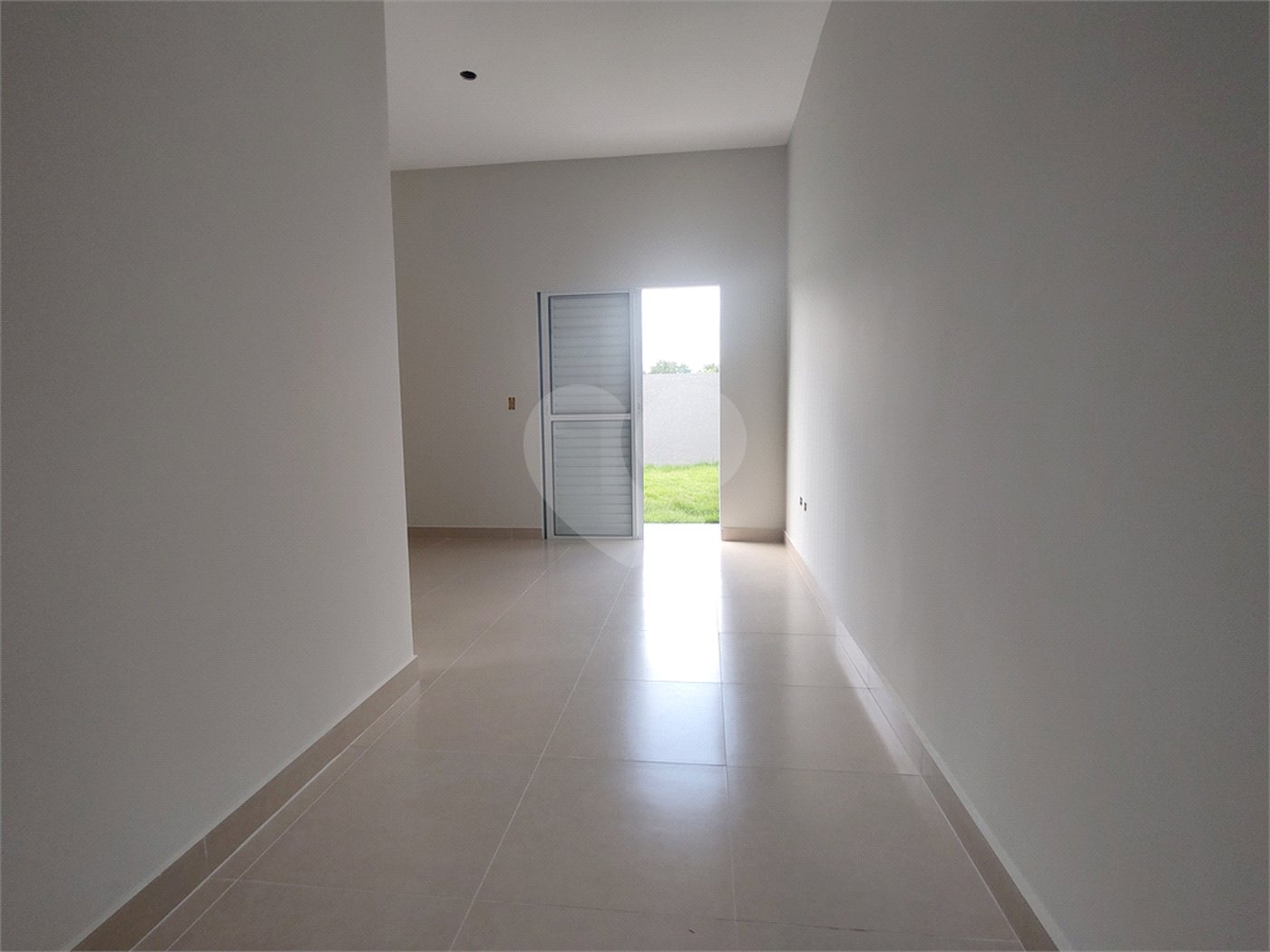 Casa térrea em Atibaia com 3 suítes, sala 2 ambientes, 2 vagas garagem, excelente localização, pronta para morar