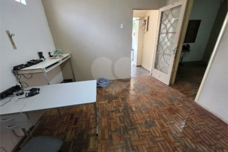 Casa térrea à venda com amplo quintal e grande potencial na Vila Nery