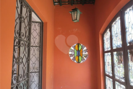 Casa no Pacaembu com ótima distribuição e amplo quintal em terreno em declive