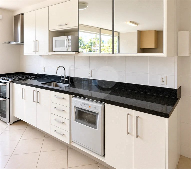 Apartamento de 130 m² no Jardim do Mar, com 3 suítes, 4 banheiros, varanda gourmet, 2 vagas e condomínio completo com piscina aquecida e lazer.