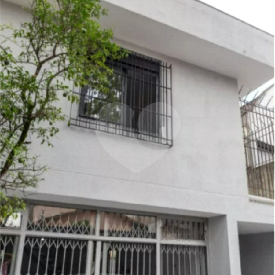 Sua oportunidade única na Vila Gumercindo! Casa espaçosa de 257m² com 4 dormitórios (sendo 2 suítes), 2 vagas de garagem e excelente localização, venda.