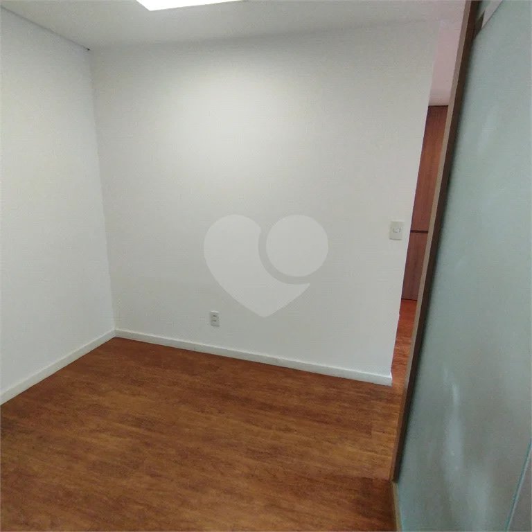 Sala comercial na Oscar Freire à venda Sala coml à venda na Oscar Freire OPORTUNIDADE Sala coml esquina. Rebouças