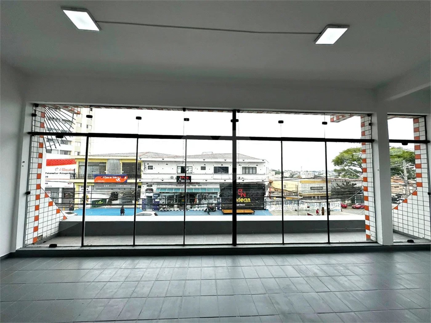 Galpão com 250m² , 4 vagas , para locação em Itaquera.