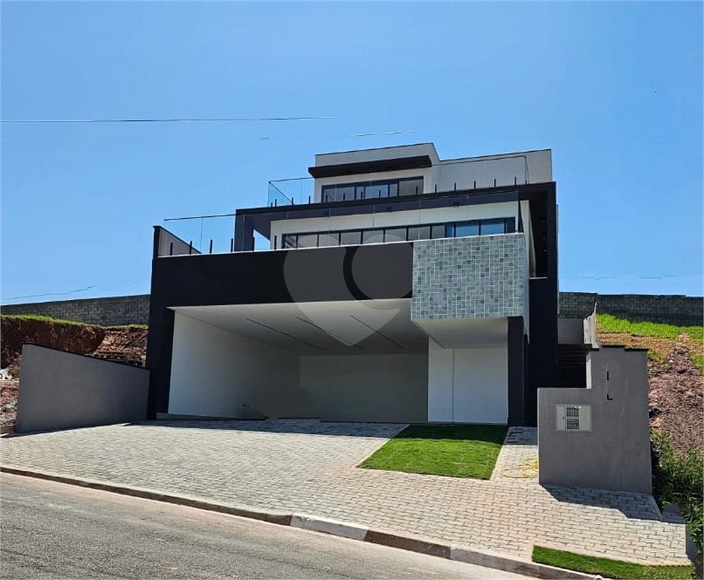 Sobrado em condomínio na cidade de Atibaia com vista espetacular, privacidade e conforto, avalia permuta, aceita financiamento