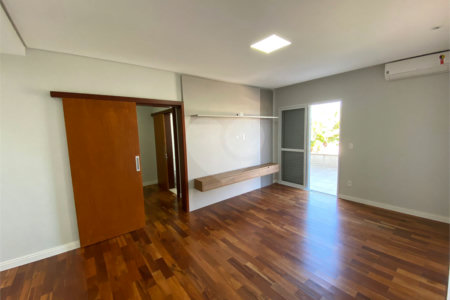 Casa com alto padrão de acabamento para venda no Condomínio Montreal.